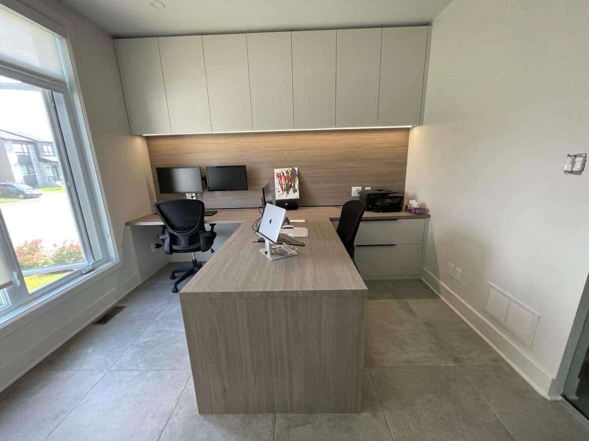 Meuble sur mesure : bureau de travail.